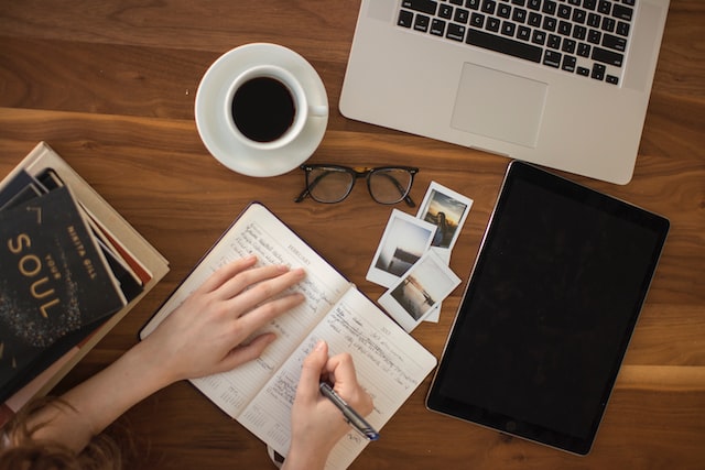 woman writing down good content ideas