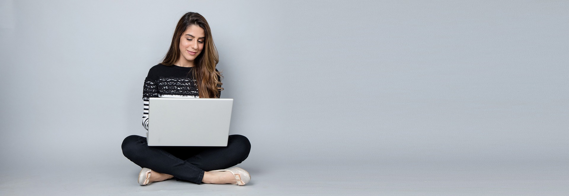 woman on laptop blogging